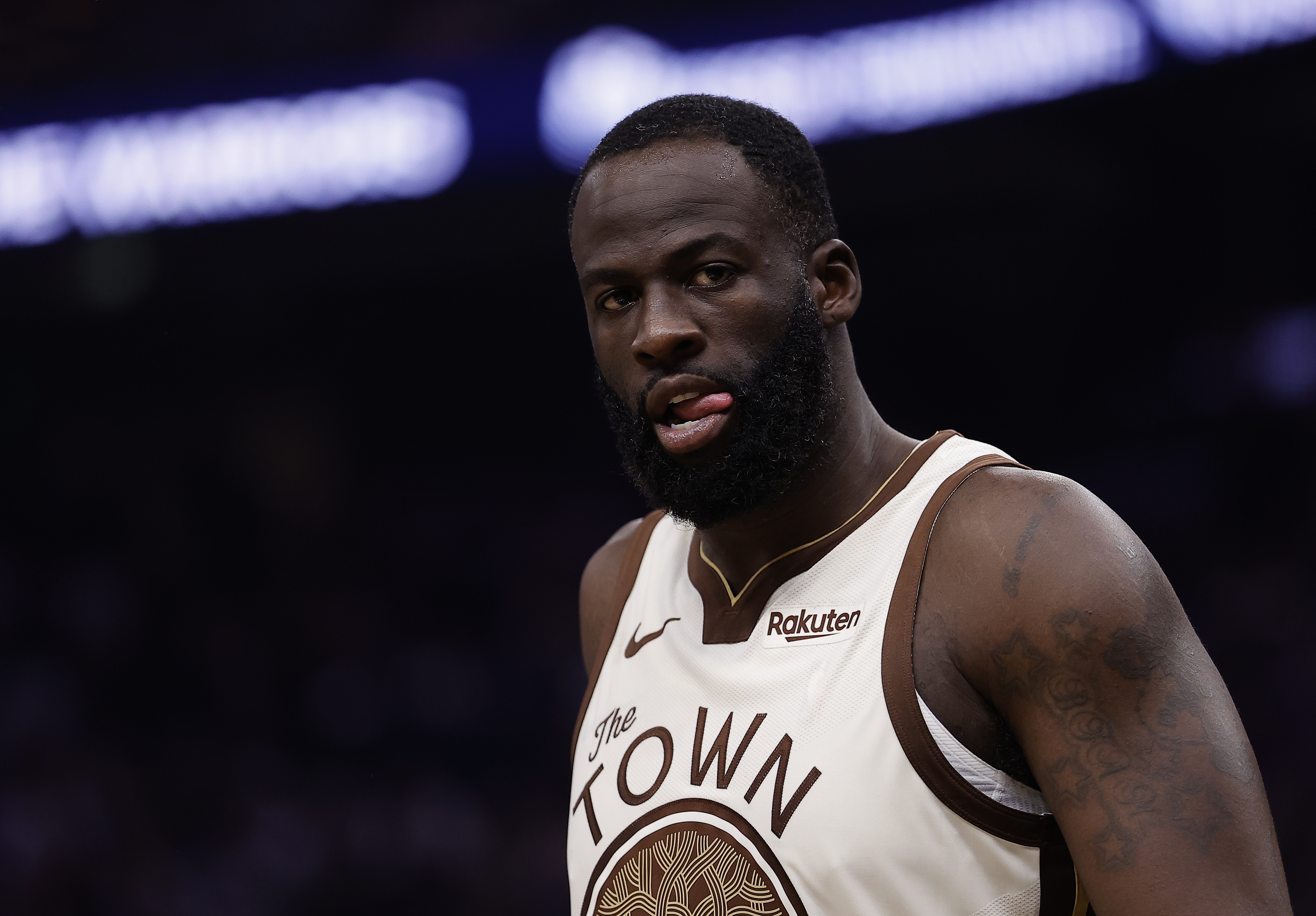 追梦22分钟零分正负值-15 勇士自媒体质疑其下赛季首发资格 追梦22分钟零分正负值-15 勇士自媒体质疑其下赛季首发资格