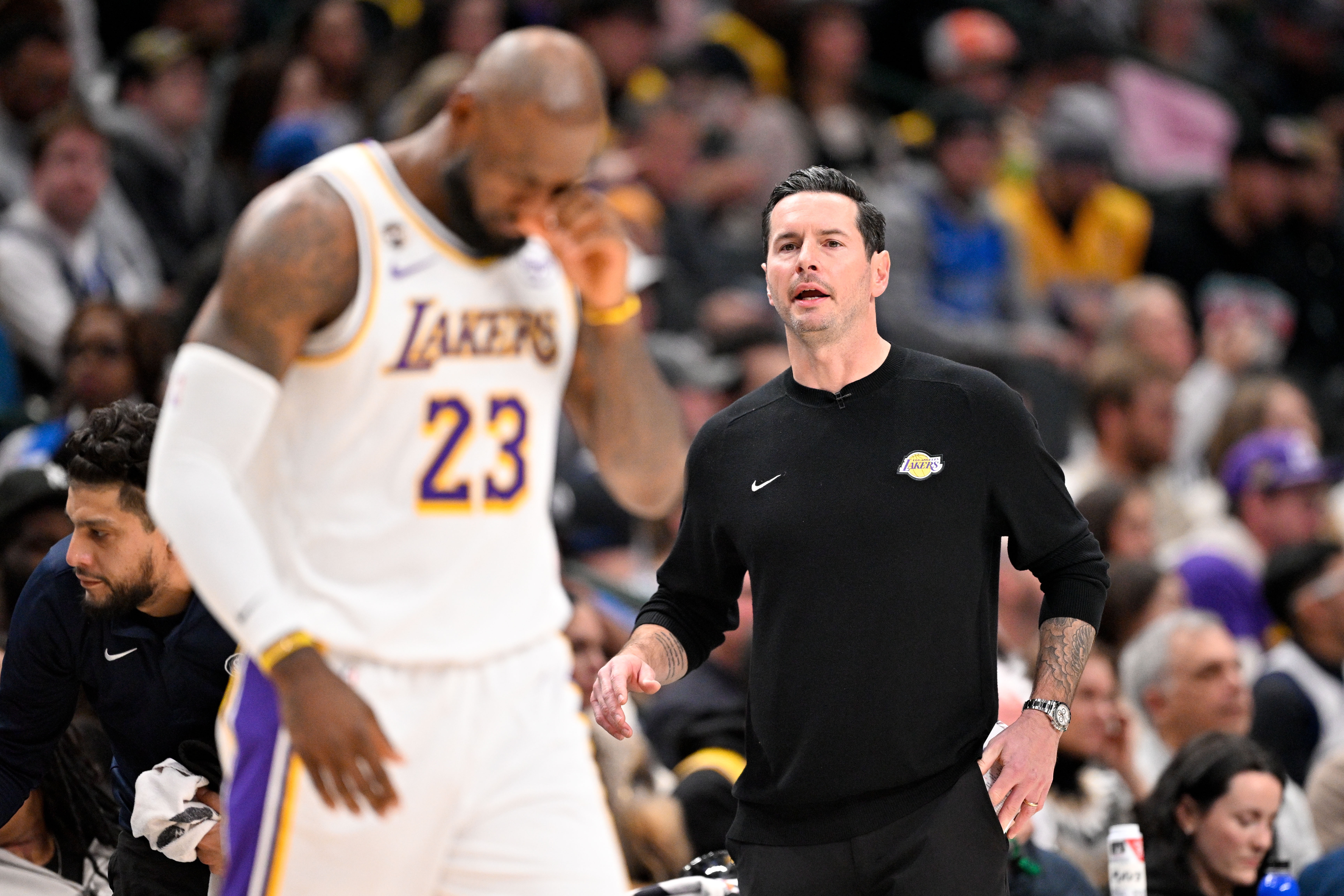 王仕鹏解析湖人近期转变 雷迪克战术获肯定 詹姆斯球权让渡成关键 王仕鹏解析湖人近期转变 雷迪克战术获肯定 詹姆斯球权让渡成关键