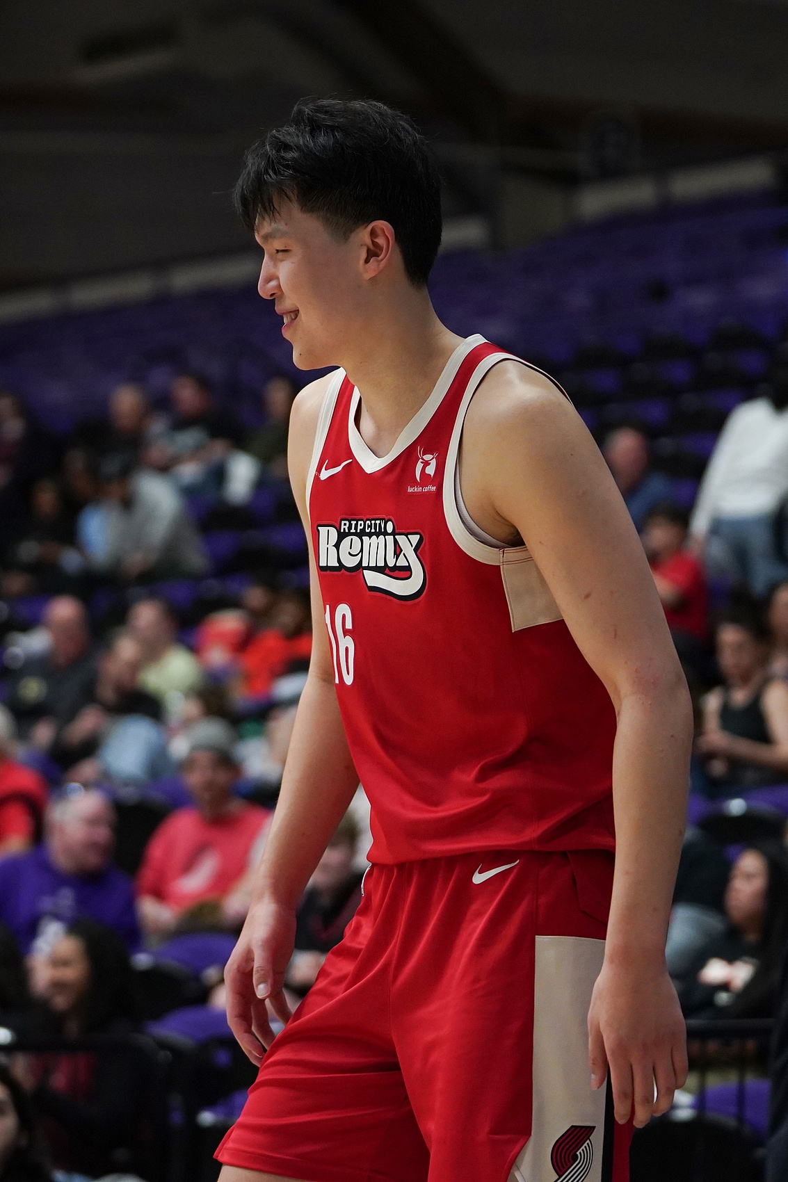 杨瀚森17+11+2帽难阻撕裂之城混音落败 媒体人指其需适应下三路对抗 杨瀚森17+11+2帽难阻撕裂之城混音落败 媒体人指其需适应下三路对抗