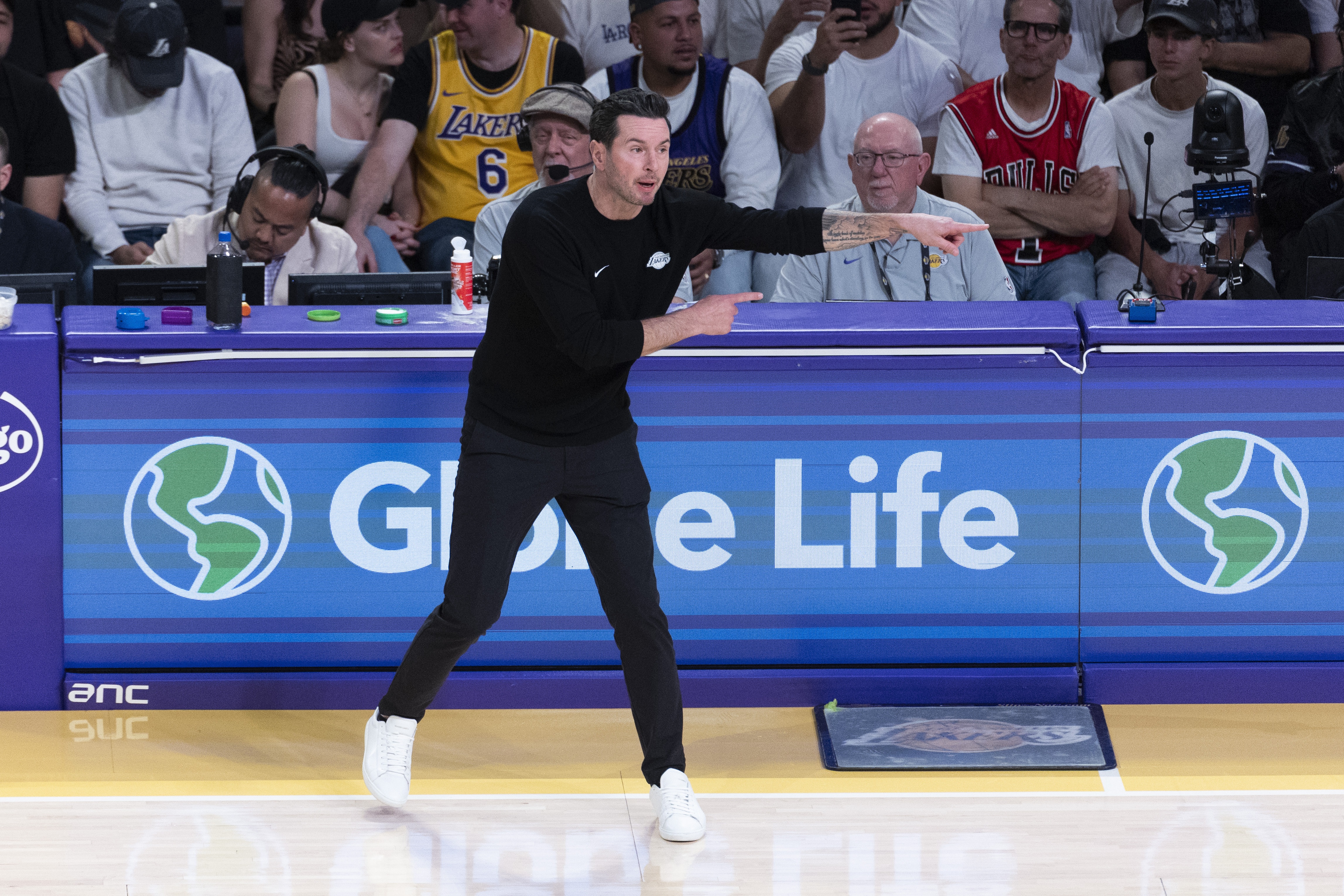 A·史密斯评雷迪克跻身年度最佳教练候选 称湖人正酝酿特别气势