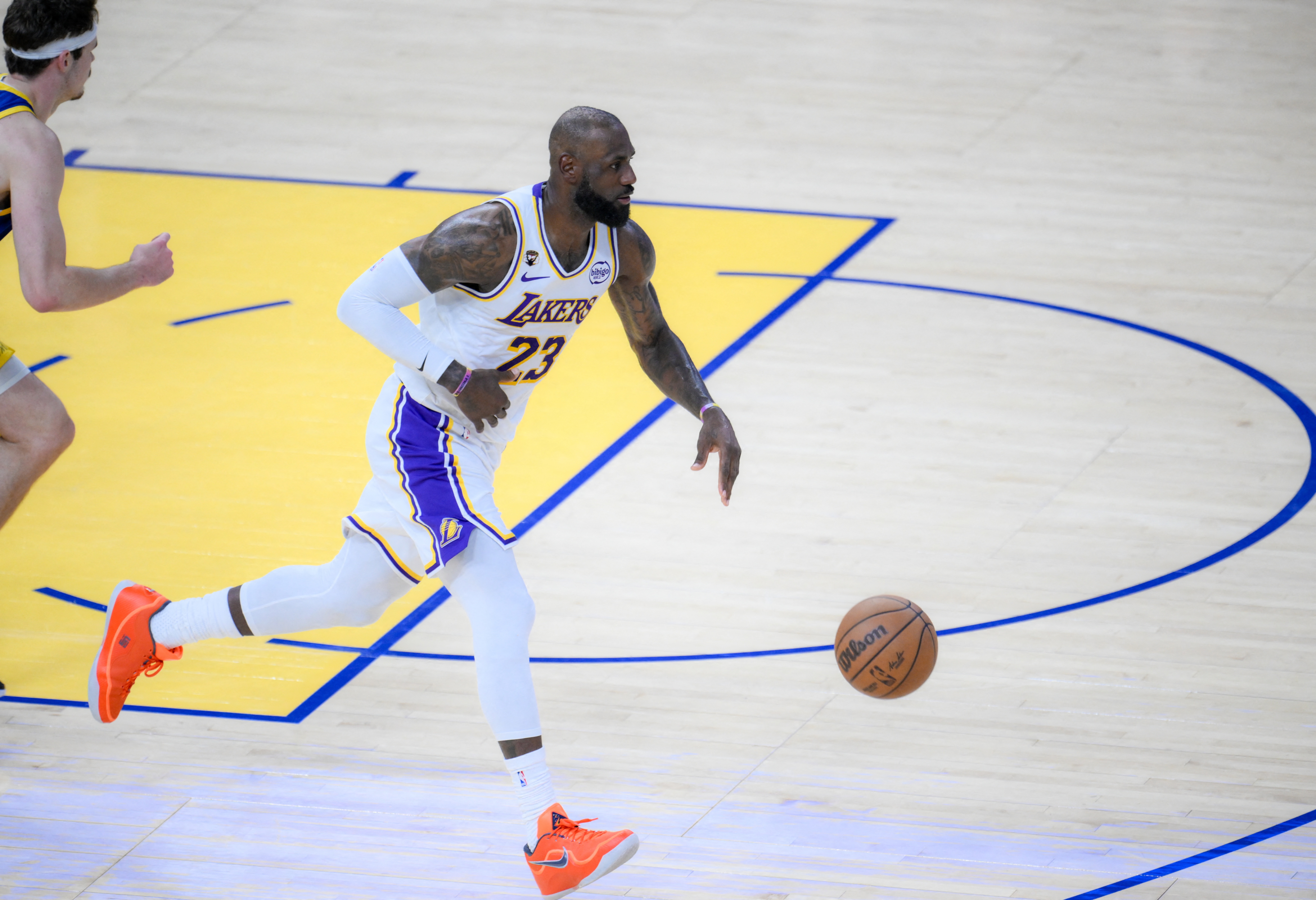 詹姆斯常规赛出场数将登顶历史 41岁飞身救球诠释持久性 詹姆斯常规赛出场数将登顶历史 41岁飞身救球诠释持久性