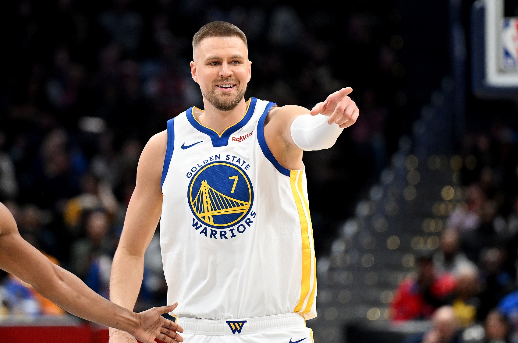 勇士伤病潮:11人登报告7人缺阵 库里格林在列 勇士伤病潮:11人登报告7人缺阵 库里格林在列