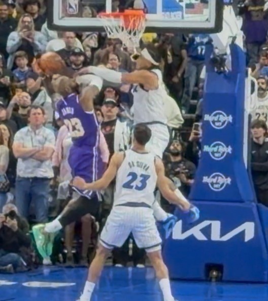 裁判报告认定班凯罗封盖詹姆斯为合法 先触球后接触不构成犯规 裁判报告认定班凯罗封盖詹姆斯为合法 先触球后接触不构成犯规