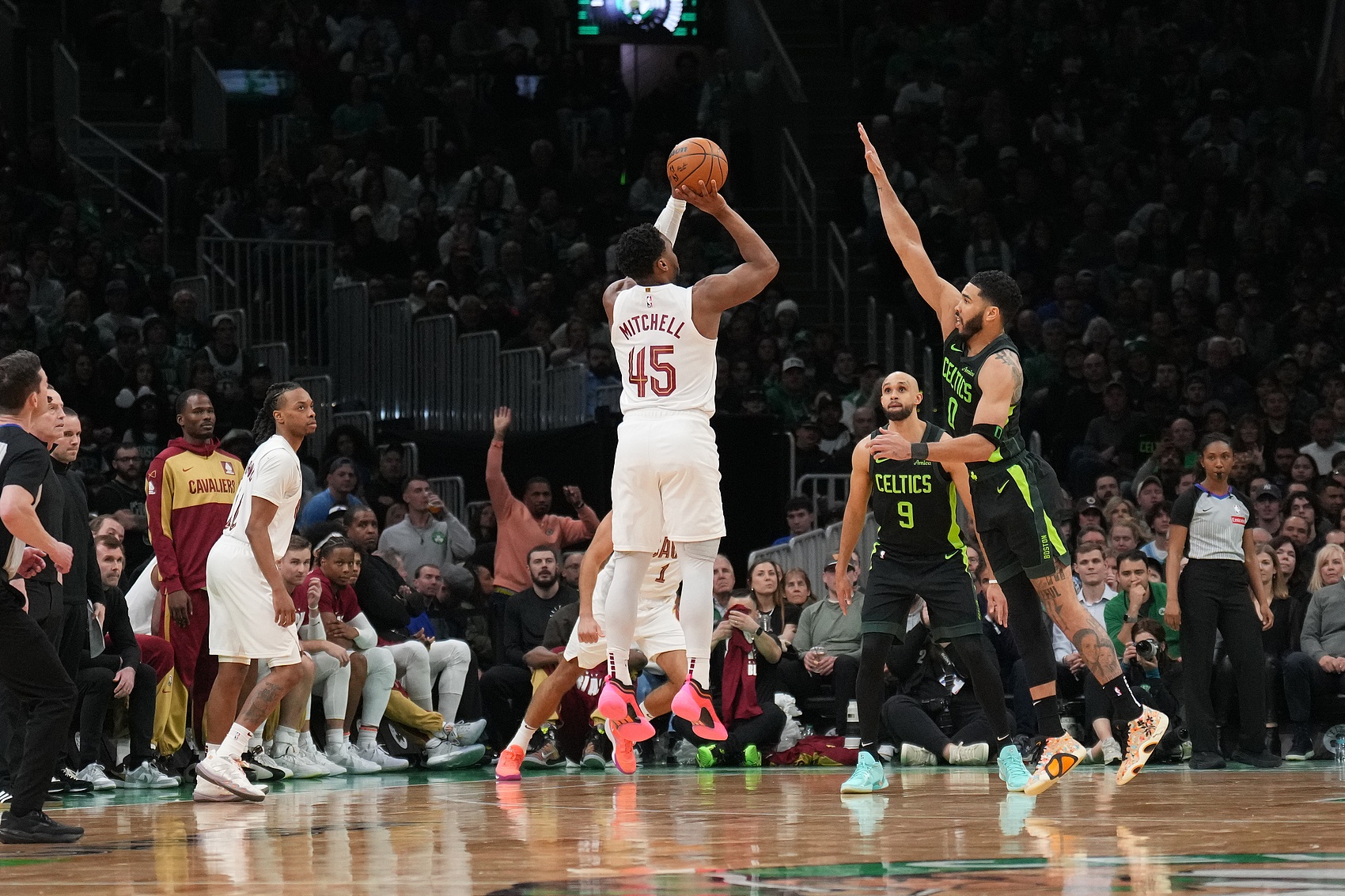 前瞻:绿军骑士东部次席之争,湖人主场迎战复苏尼克斯,马刺火箭上演德州内战 前瞻:绿军骑士东部次席之争,湖人主场迎战复苏尼克斯,马刺火箭上演德州内战